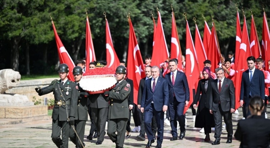 Gençler ve sporcular Atatürk'ün huzuruna çıktı