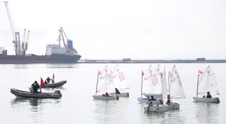 Mustafa Kemal Atatürk'ü temsil eden bayrak Samsun'da karaya çıkarıldı