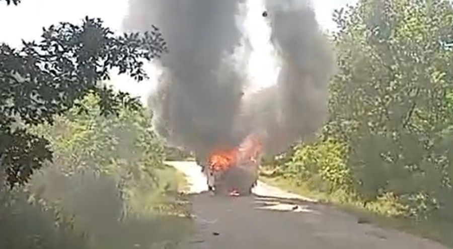 Seyir halindeki minibüs alev topuna döndü