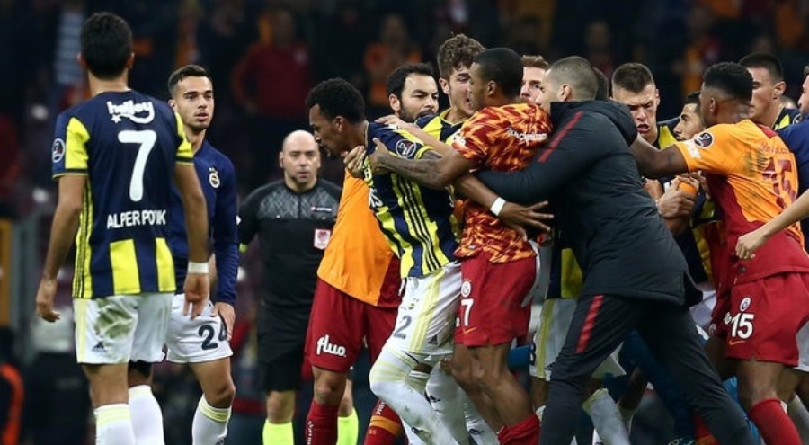 Galatasaray - Fenerbahçe derbisinde kavga!