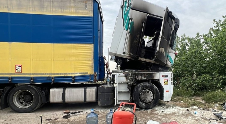 Tırında çıkan yangına müdahale eden sürücü yaralandı