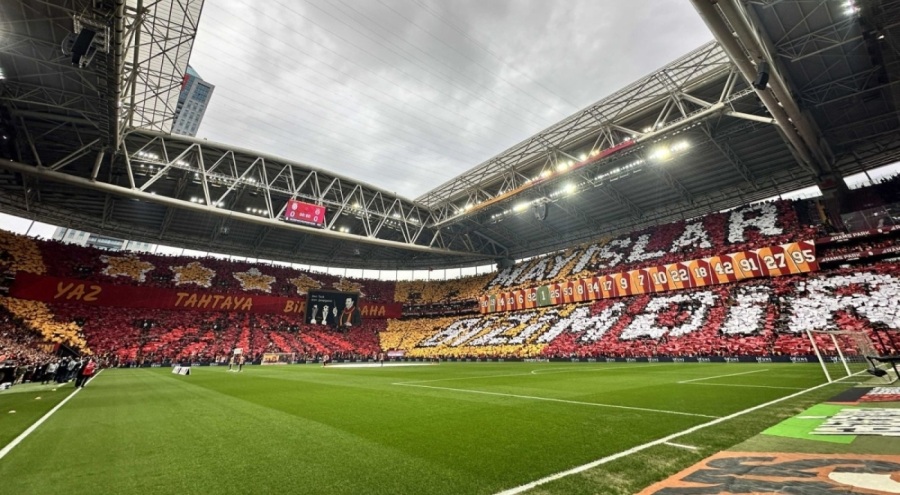 Galatasaray taraftarından Fenerbahçe derbisi öncesi koreografi