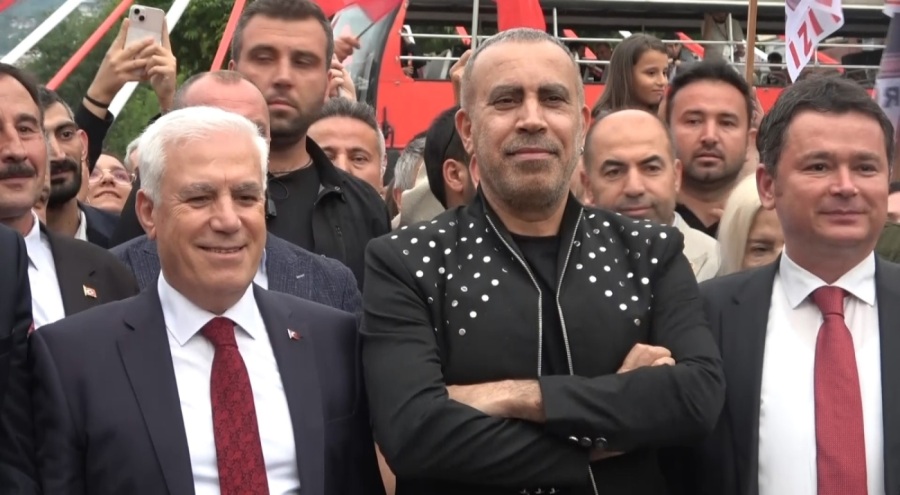 Bursa'da 1. Osmangazi Gençlik Yürüyüşü Haluk Levent'in katılımıyla gerçekleştirildi