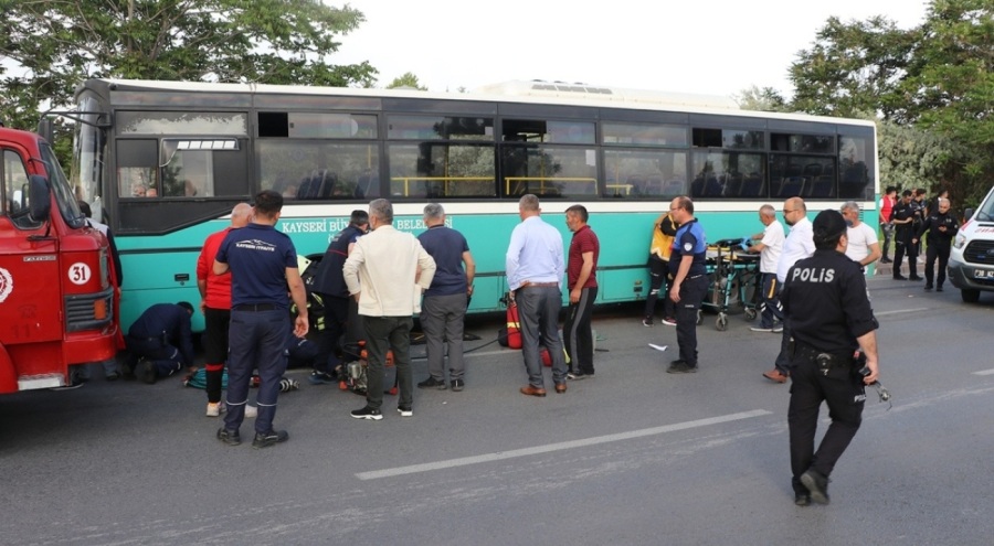 Otobüs anne ve oğula çarptı!