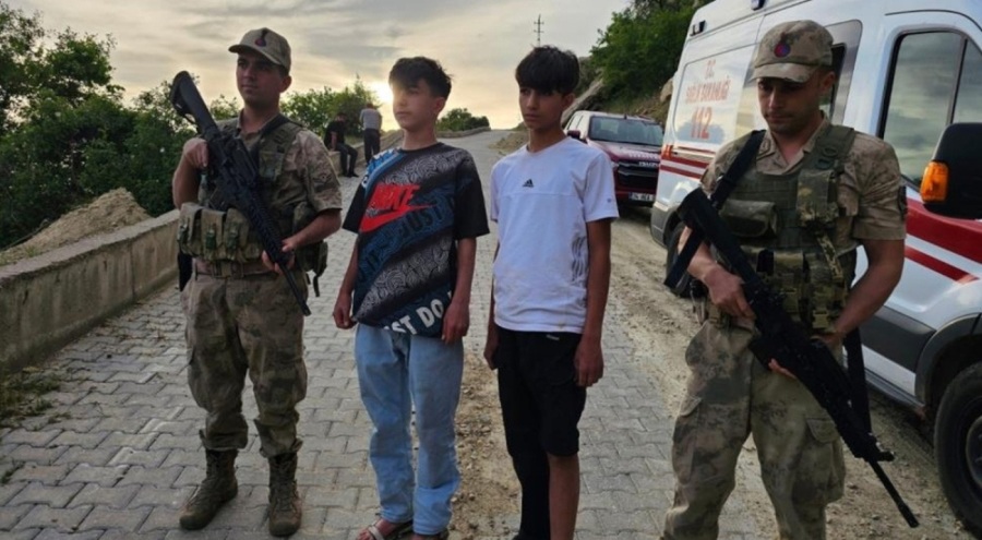 Çalılıklarda mahsur kalan 2 çocuk kurtarıldı