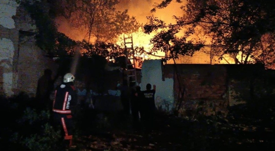 Malatya'da metruk evde yangın ve patlama paniği