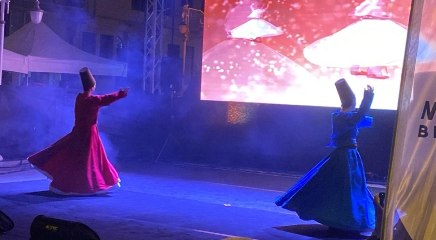 Mudanya Belediyesi ve Bursa Artvin Vakfı tarafından düzenlenen etkinlikte halk dansları gösterisi