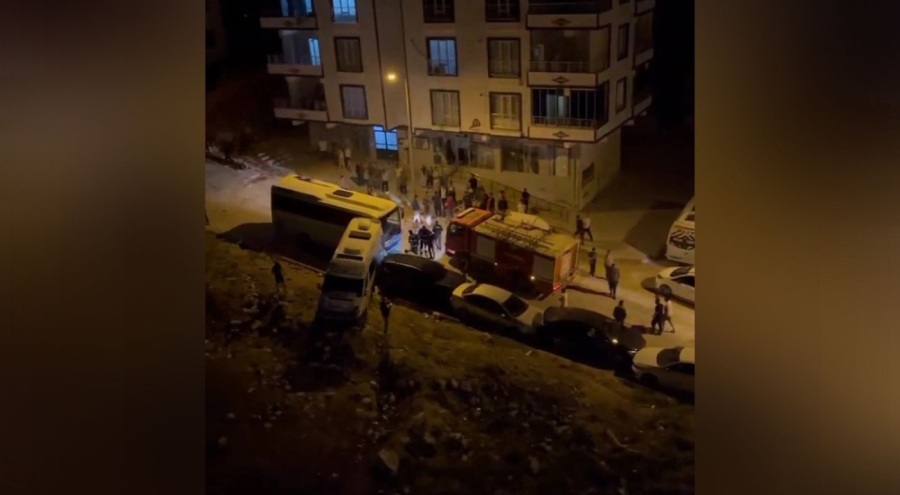 Yokuş aşağı kayan midibüs 9 aracı biçti