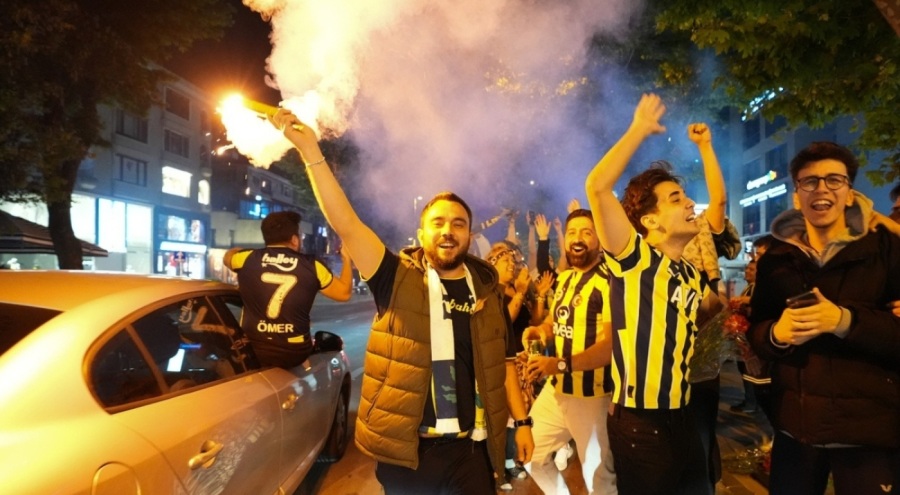 Fenerbahçe yatırımcısı borsada galibiyeti kutluyor