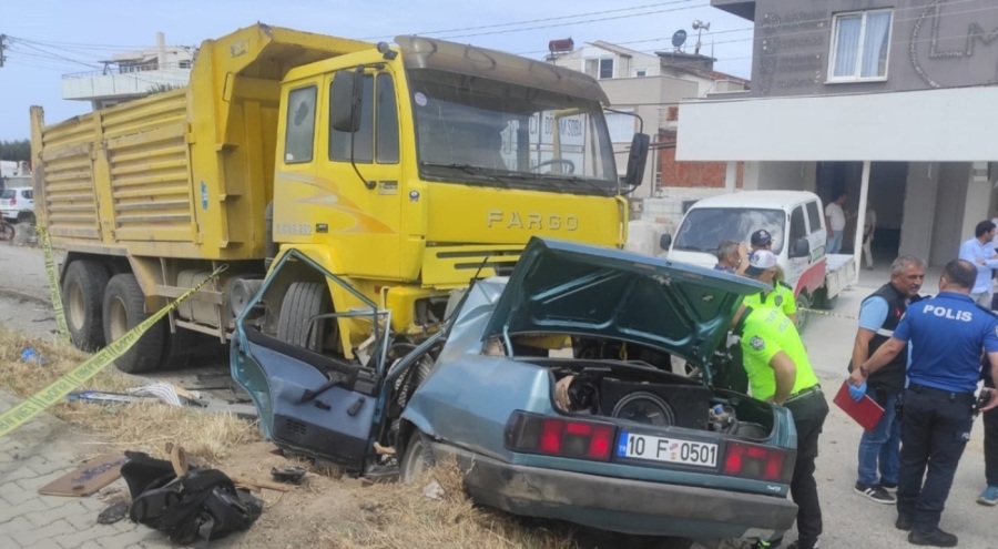 Yoldaki köpekten kaçmak isteyen sürücü kamyona çarptı