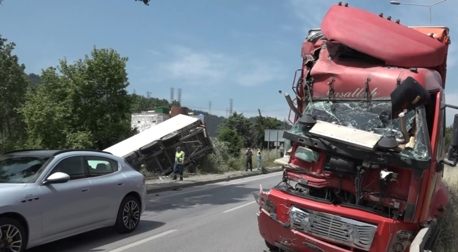 Bursa'da kamyon ile çarpışan tır şarampole devrildi