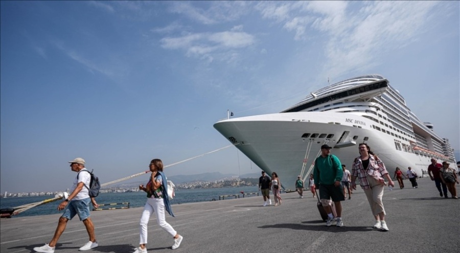 Dev kruvaziyer İzmir'e 3 bin 641 yolcu getirdi