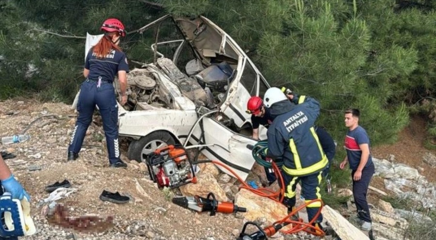 Feci kaza! Otomobil uçuruma yuvarlandı