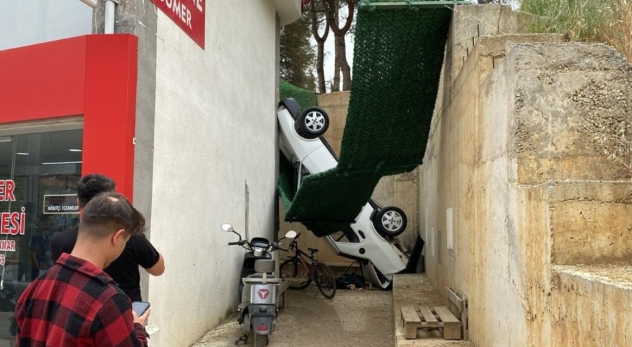 El freni çekilmeyen park halindeki otomobil 5 metre yükseklikten düştü