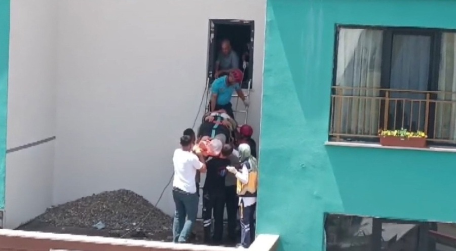 Cam silerken 2. kattan beton zemine düştü