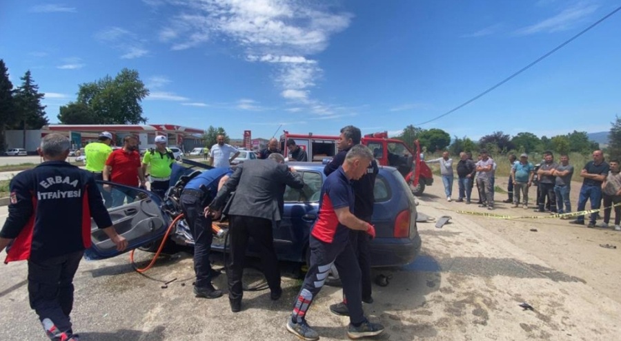 Otomobil kamyona çarptı