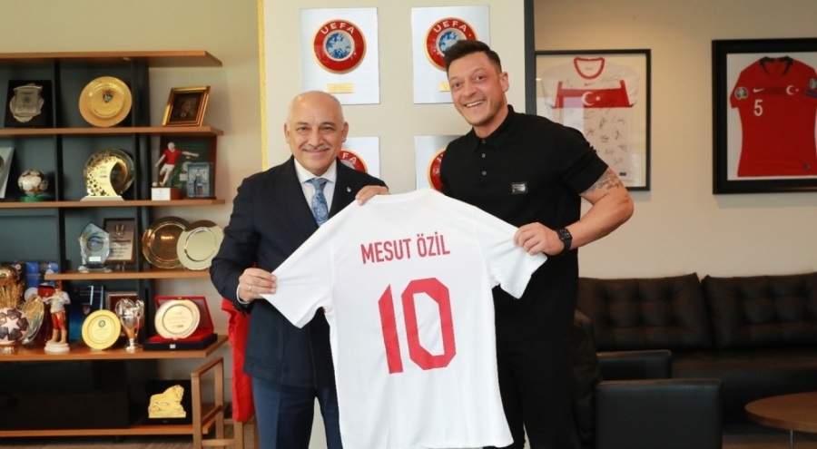 Mesut Özil'den Mehmet Büyükekşi'ye ziyaret