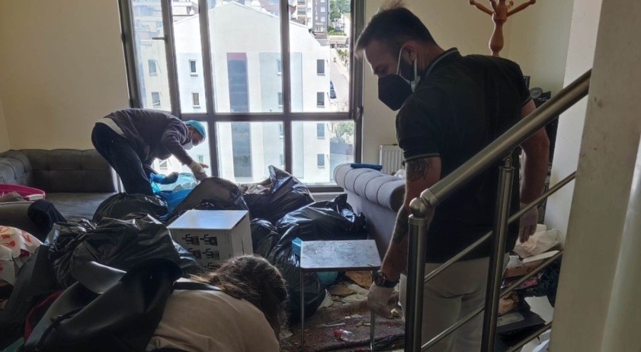 Bursa'da bir evden 8 ton çöp çıktı