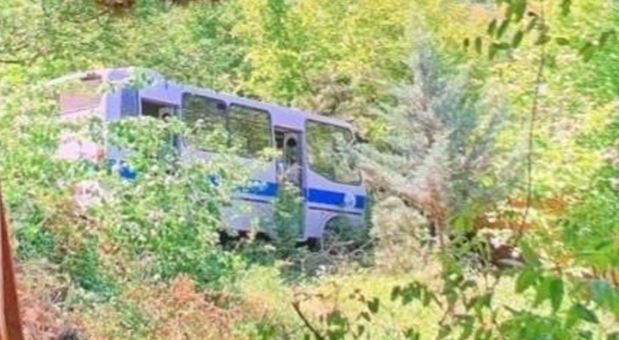 Midibüs uçuruma yuvarlandı: 9 yaralı