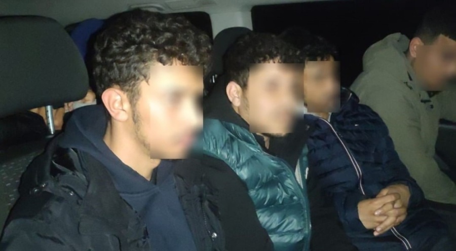 Dur ihtarına uymayan lüks araçta kaçak göçmen yakalandı