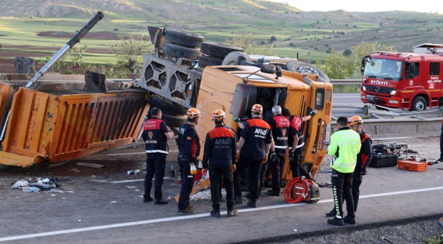 Kamyon devrildi! 1 ölü, 2 yaralı