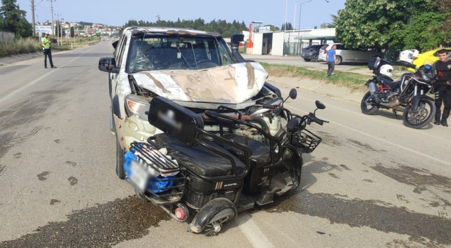 Kamyonetle çarpışan elektrikli bisikletteki çocuklar yaralandı