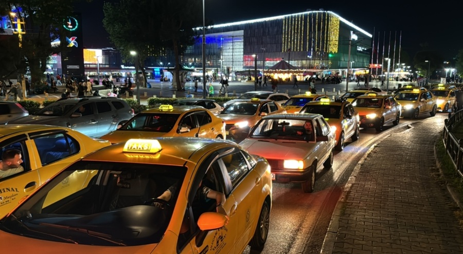 Bursa'da taksicilerden, bıçaklanıp gasbedilen meslektaşları için konvoy!