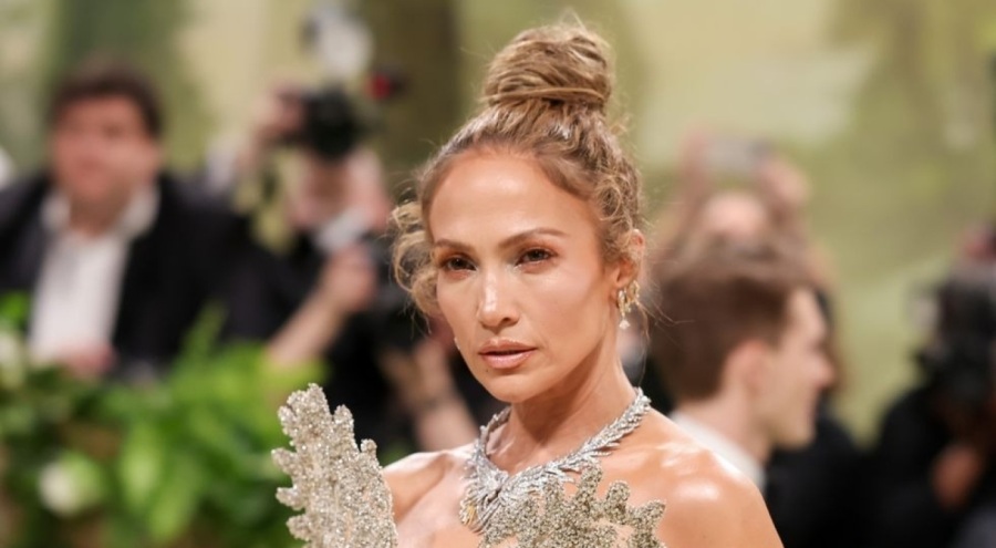 Jennifer Lopez gala tarzıyla yine adından söz ettirdi!