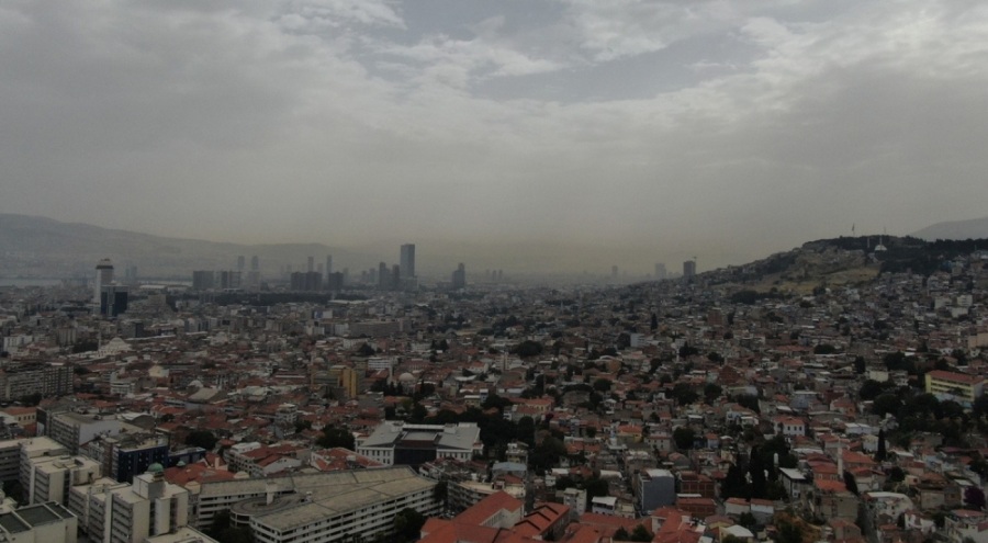 İzmir'de hava griye büründü: Çöl tozu kente çöktü!