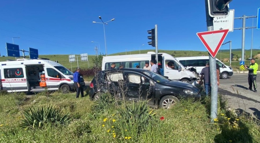 Otomobil ile minibüs çarpıştı: 9 kişi yaralandı