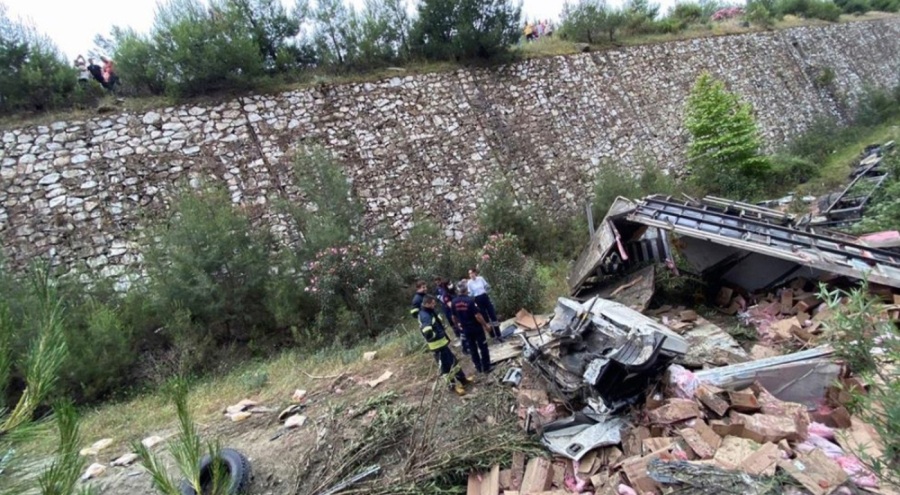 20 metrelik uçuruma düşen kamyonun sürücüsü öldü