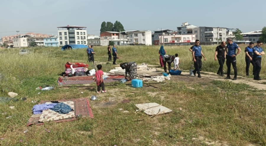 Osmangazi Belediyesi zabıta ekipleri, başıboş atlar ve göçebe çadırları toplandı