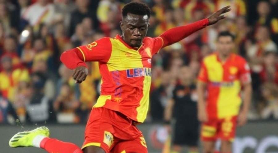 Göztepe, orta saha oyuncusu Anthony Dennis'in sözleşmesini uzattı