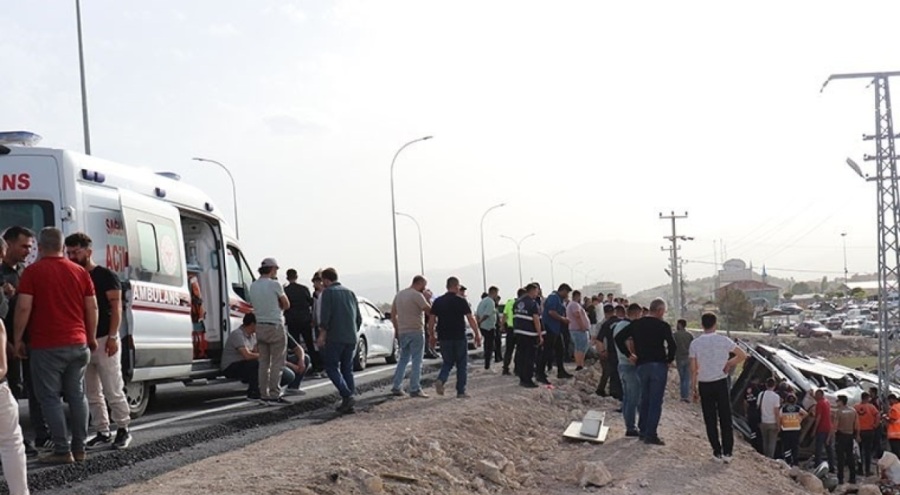 Yolcu minibüsü devrildi: Çok sayıda yaralı