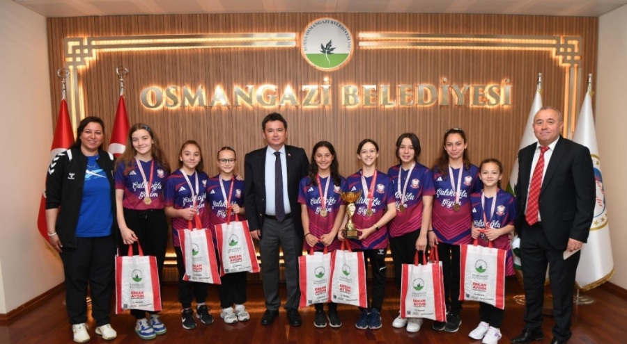 Sabiha Köstem Okulu sporcuları Osmangazi Belediye Başkanı Aydın'ı ziyaret etti