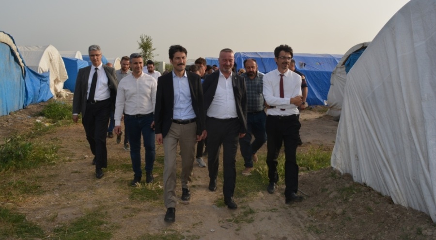 Karacabey'de ilçe idarecileri mevsimlik tarım işçilerini ziyarette bulundu