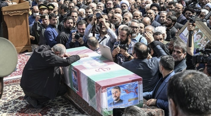 İran Cumhurbaşkanı Reisi ve Dışişleri Bakanı Abdullahiyan toprağa veriliyor