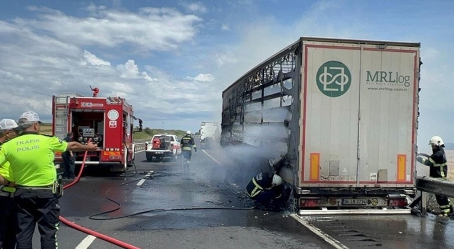 Alev alan TIR'ın dorsesi yandı