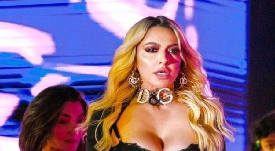 Hadise sahnede kendinden geçti!