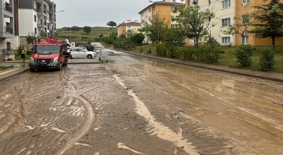 Bursa'da sağanak yağış hayatı olumsuz etkiledi! Evleri su bastı, yollar kapandı