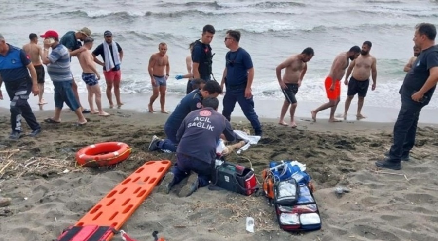 Serinlemek için denize giren kişi can verdi