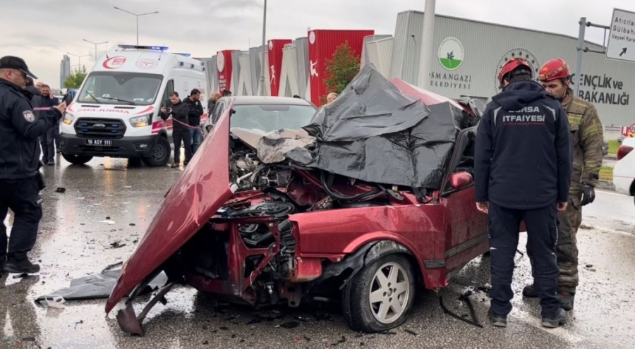 Bursa'da yağmurda kontrolden çıkan araç ters şeride girdi! 2 ölü 1 yaralı