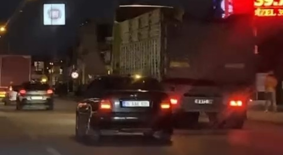 Bursa'da makas atan tır otomobillere yol vermedi!