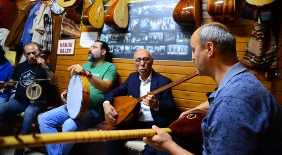 Bursa'nın Aşıklar Kahvesi'nde, 69 yıldır sadece saz çalınıp türkü söyleniyor