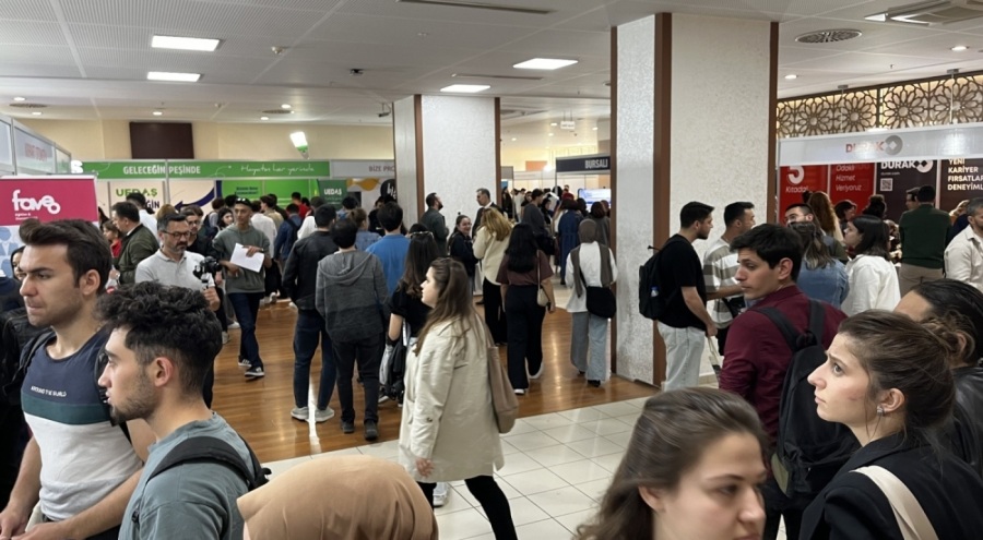 BUÜ Kariyer Fuarı binlerce öğrenciyi ağırladı