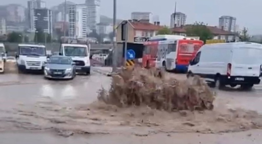 Ankara'yı sağanak vurdu: İki kardeş sele kapıldı