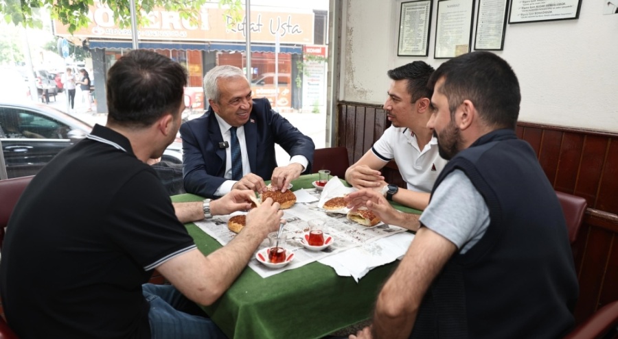 Bursa'da simitler Şadi Başkan'dan çaylar vatandaştan