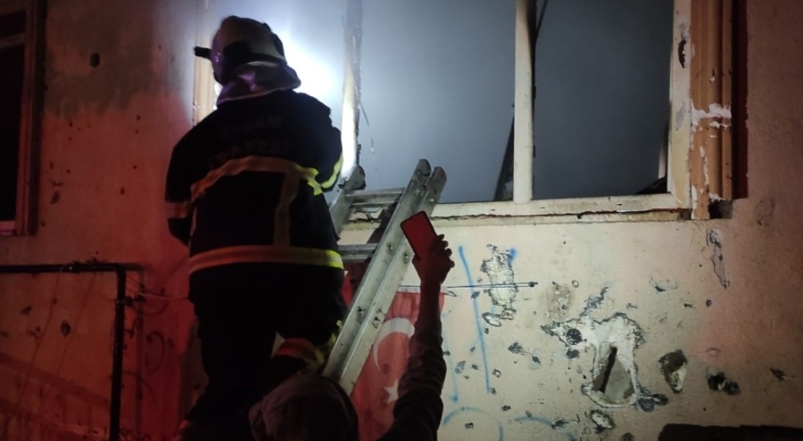 Dini nikahlı eşi ile tartışan kişi benzin döküp evi ateşe verdi