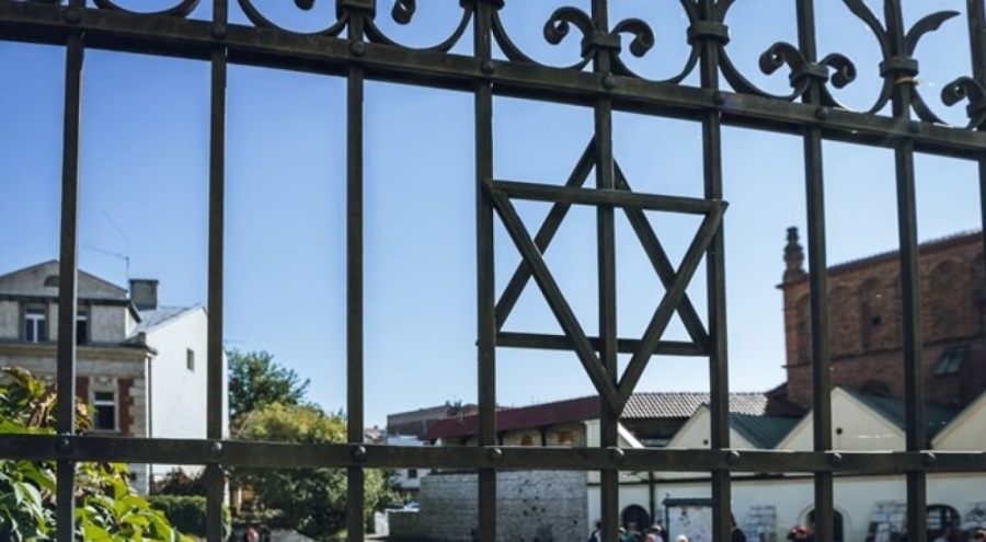 Almanya'da iki şahıs sinagoga bıçaklı saldırı planlamakla suçlanıyor