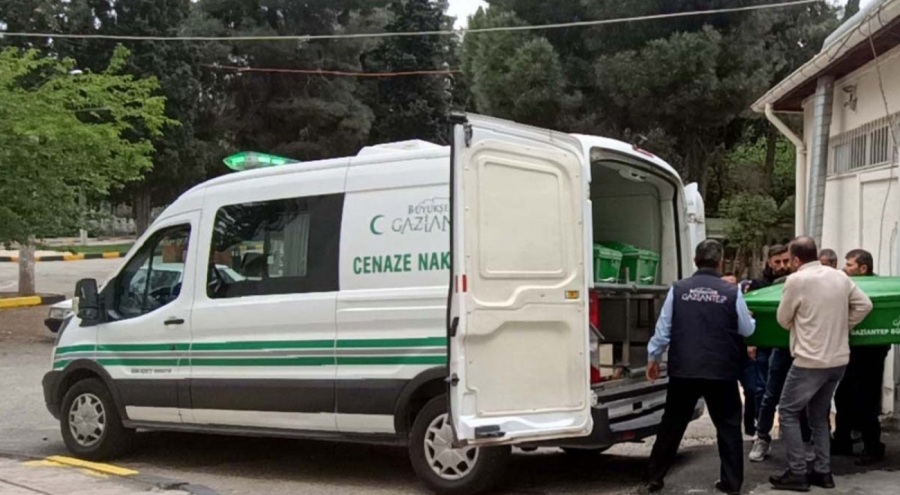 İş makinesi ile duvar arasına sıkışarak can verdi!